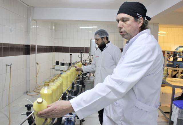 Seyyar satıcılıkla boza satmaya başlayan aile dünyaya açıldı