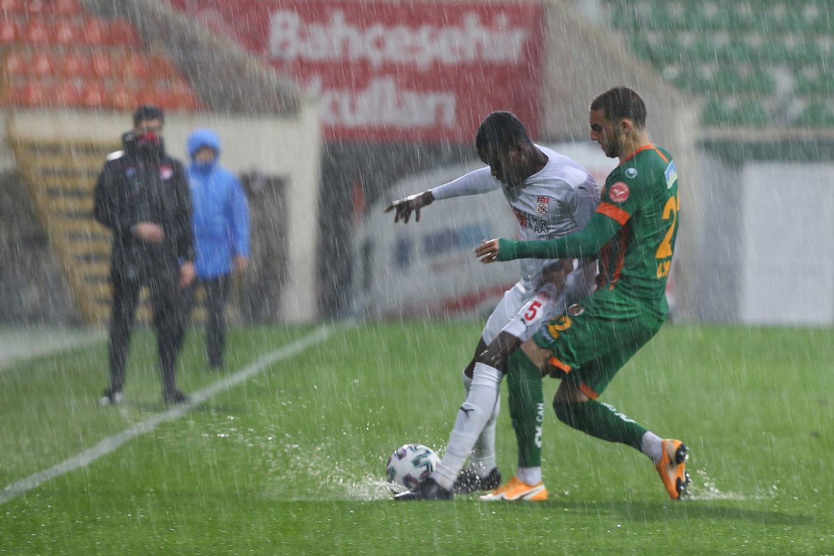 Son Dakika: Yoğun yağış nedeniyle Aytemiz Alanyaspor-Sivasspor karşılaşması ertelendi