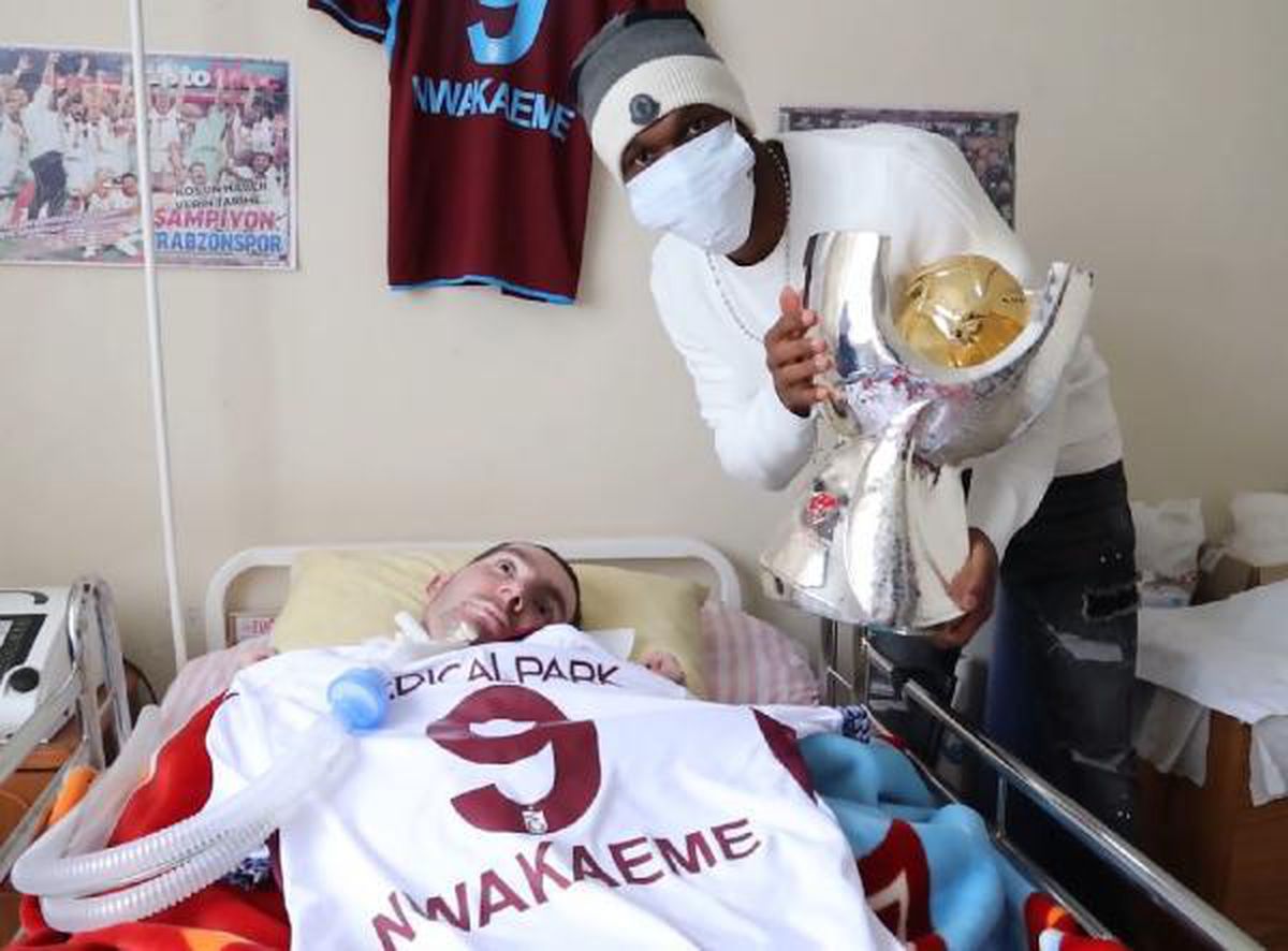 Yatağa mahkum Yusuf'a, Nwakeme'den kupalı ziyaret