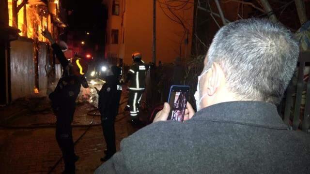 200 yıllık bina alev alev yanarken, vatandaşlar kısıtlamada sokağa döküldü