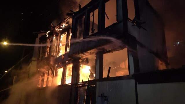 200 yıllık bina alev alev yanarken, vatandaşlar kısıtlamada sokağa döküldü