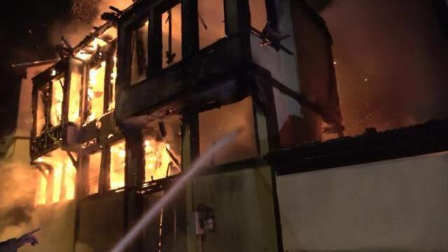 200 yıllık bina alev alev yanarken, vatandaşlar kısıtlamada sokağa döküldü