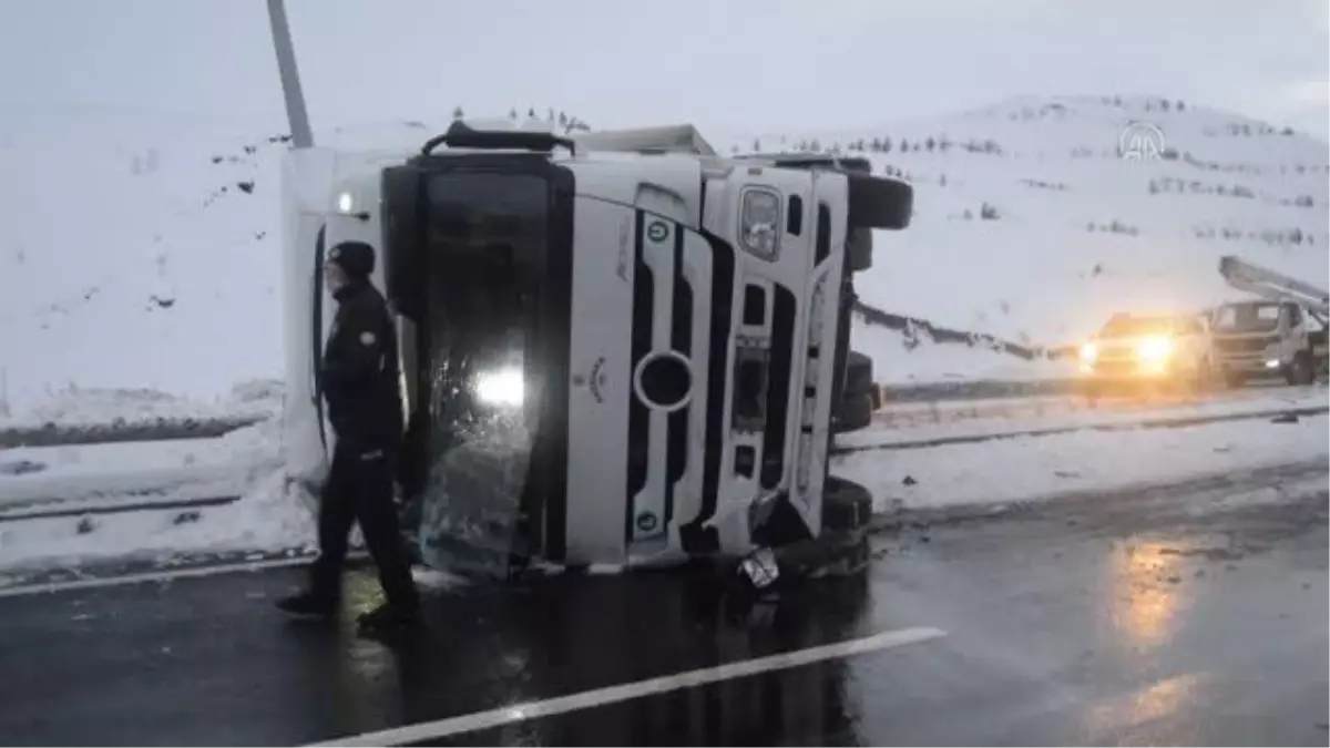 Ağrı'da devrilen tırın sürücüsü yaralandı