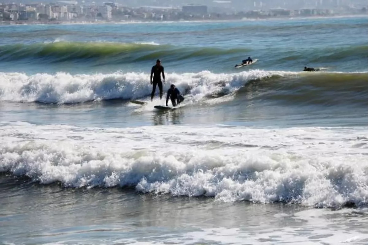 Alanya'da, kısıtlamada denizin keyfini sörfçüler çıkardı