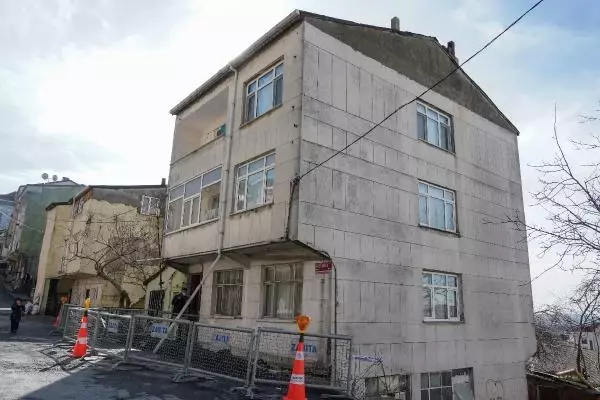 ARNAVUTKÖY'DE KALDIRIM ÇÖKTÜ, BODRUM KAT İLE BİTİŞİĞİNDEKİ EV TAHLİYE EDİLDİ