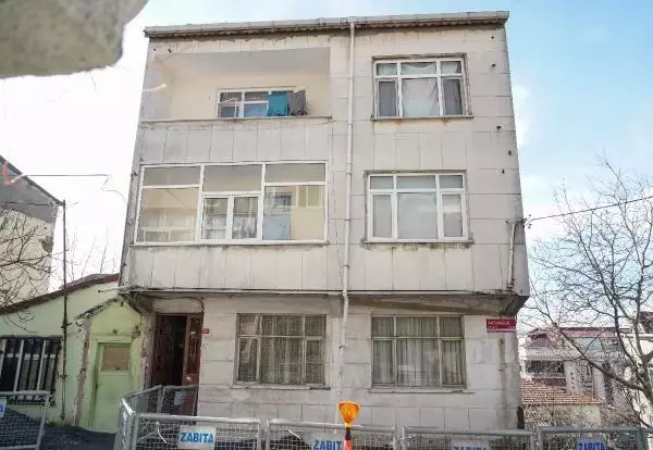 ARNAVUTKÖY'DE KALDIRIM ÇÖKTÜ, BODRUM KAT İLE BİTİŞİĞİNDEKİ EV TAHLİYE EDİLDİ