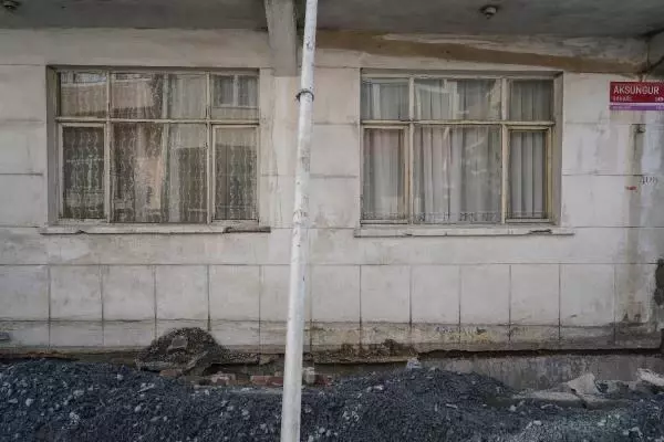 ARNAVUTKÖY'DE KALDIRIM ÇÖKTÜ, BODRUM KAT İLE BİTİŞİĞİNDEKİ EV TAHLİYE EDİLDİ