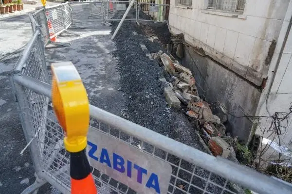 ARNAVUTKÖY'DE KALDIRIM ÇÖKTÜ, BODRUM KAT İLE BİTİŞİĞİNDEKİ EV TAHLİYE EDİLDİ