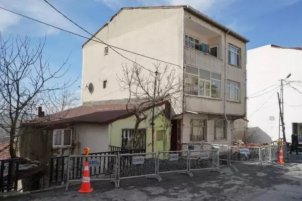 ARNAVUTKÖY'DE KALDIRIM ÇÖKTÜ, BODRUM KAT İLE BİTİŞİĞİNDEKİ EV TAHLİYE EDİLDİ