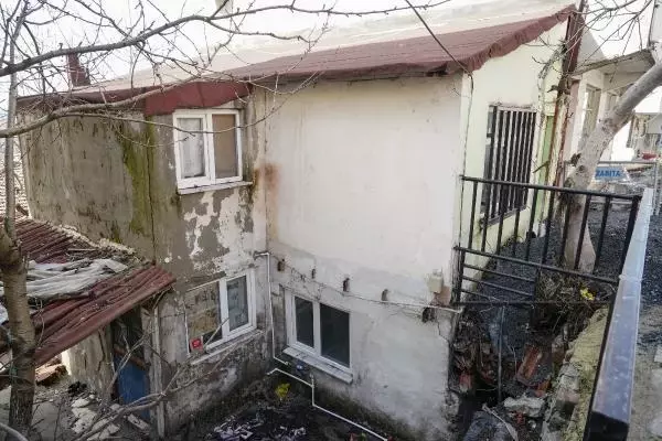 ARNAVUTKÖY'DE KALDIRIM ÇÖKTÜ, BODRUM KAT İLE BİTİŞİĞİNDEKİ EV TAHLİYE EDİLDİ
