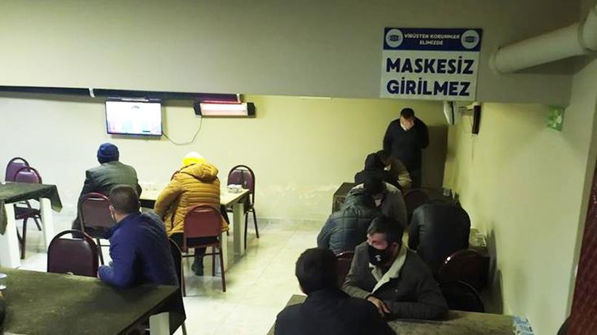 Baskın yapılan kumarhanenin girişindeki 'maskesiz girilmez' tabelası pes dedirtti