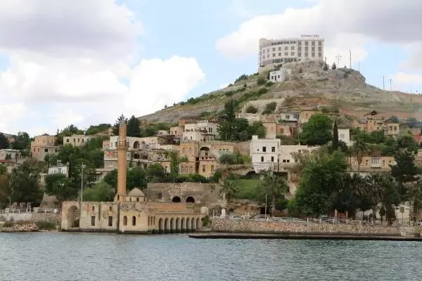 Halfeti'nin ucube otelinin yıkım kararını paylaşan yazar, saldırıya uğradı Halfeti'nin ucube otelinin yıkım kararını paylaşan yazar, saldırıya uğradı
