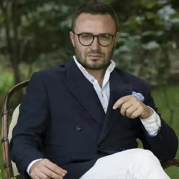 Halfeti'nin ucube otelinin yıkım kararını paylaşan yazar, saldırıya uğradı Halfeti'nin ucube otelinin yıkım kararını paylaşan yazar, saldırıya uğradı