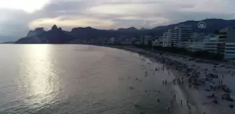 E 5: Rio de Janeiro'da sıcaktan bunalan vatandaşlar, salgına rağmen sahillere akın ediyor E 5: Rio de Janeiro'da sıcaktan bunalan vatandaşlar, salgına rağmen sahillere akın ediyor