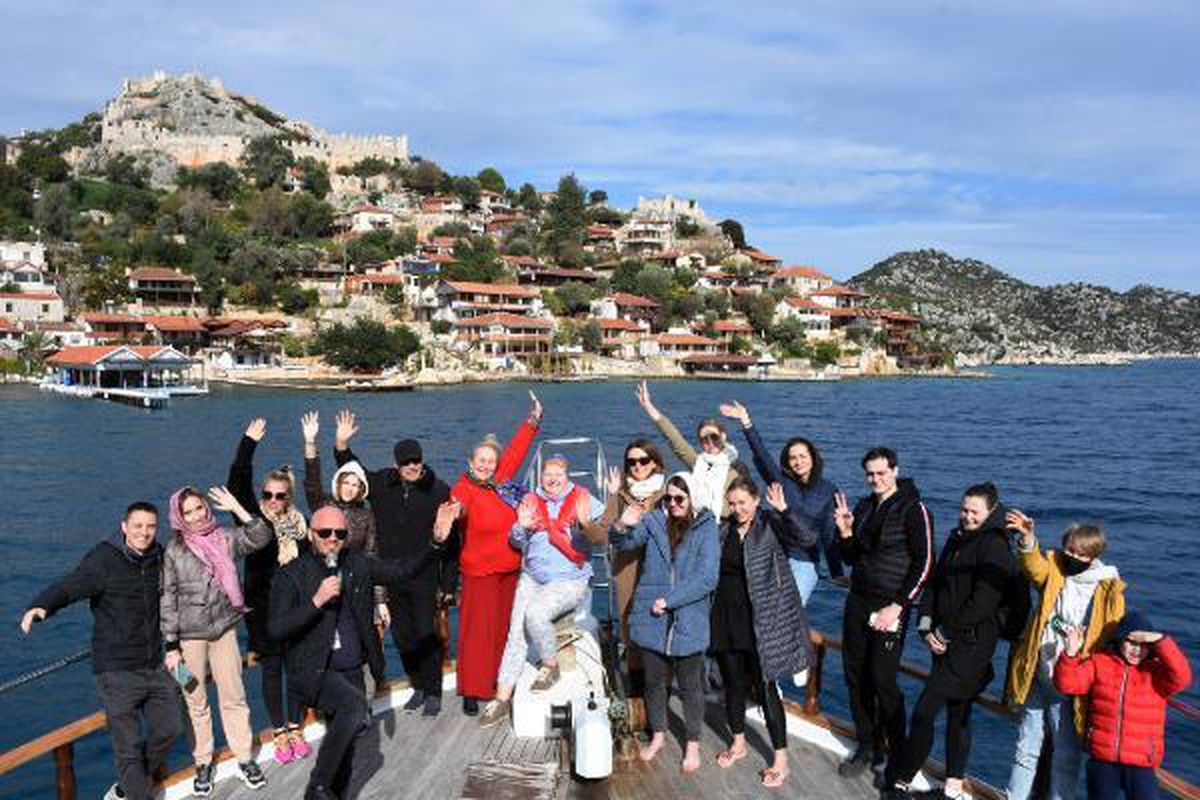 Rus turistlerin kış ortasında Kekova'da deniz keyfi