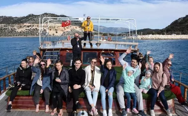 Rus turistlerin kış ortasında Kekova'da deniz keyfi
