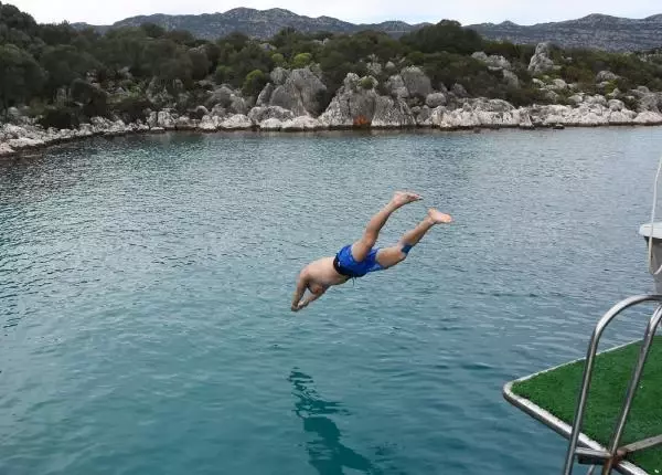 Rus turistlerin kış ortasında Kekova'da deniz keyfi