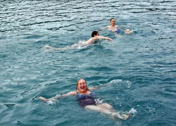 Rus turistlerin kış ortasında Kekova'da deniz keyfi