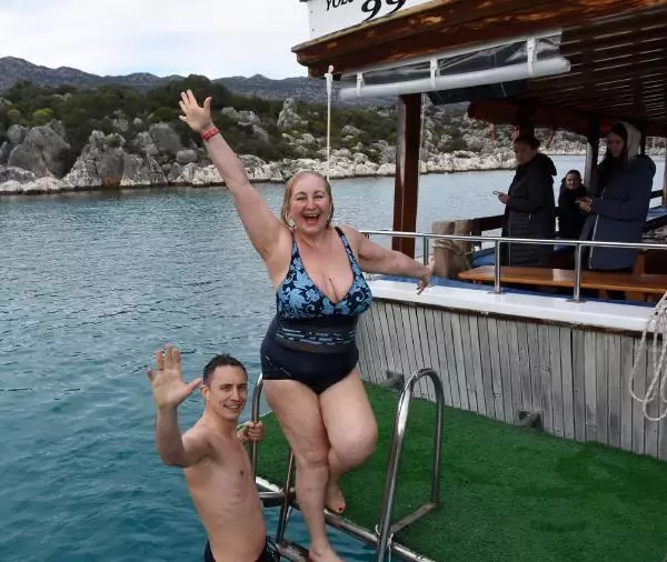 Rus turistlerin kış ortasında Kekova'da deniz keyfi