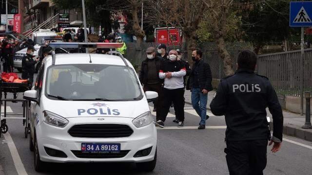 Aracı bağlanan korsan taksici kendisini yakmaya çalıştı