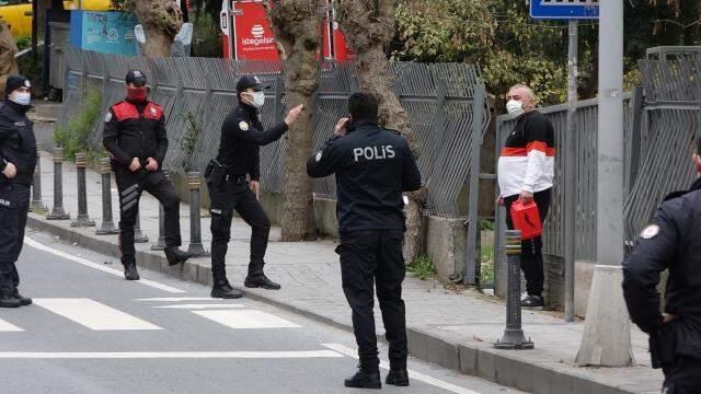 Aracı bağlanan korsan taksici kendisini yakmaya çalıştı