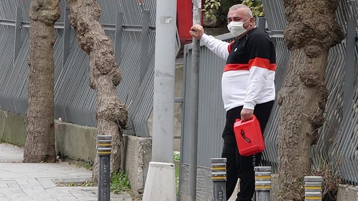 Aracı bağlanan korsan taksici, kendini yakmaya çalıştı