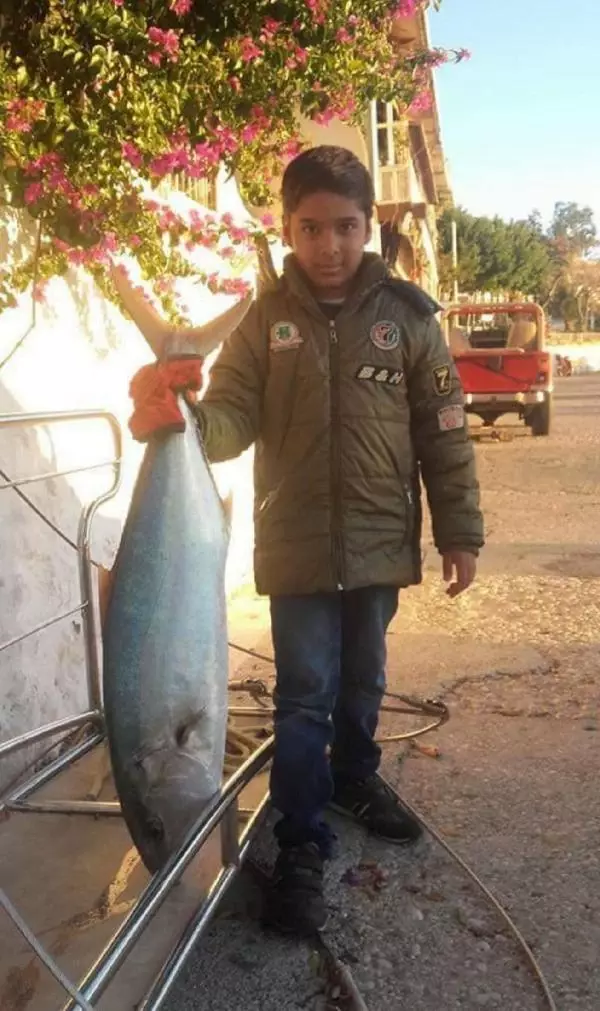 Babasıyla ava çıkan Levent, 110 santimlik balık yakaladı