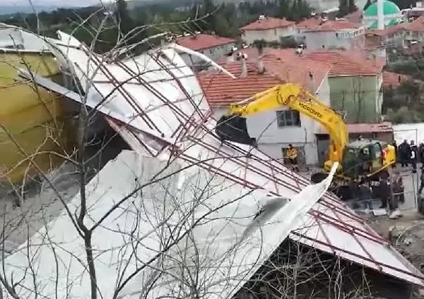 Balıkesir'de lodos hayatı olumsuz etkiledi