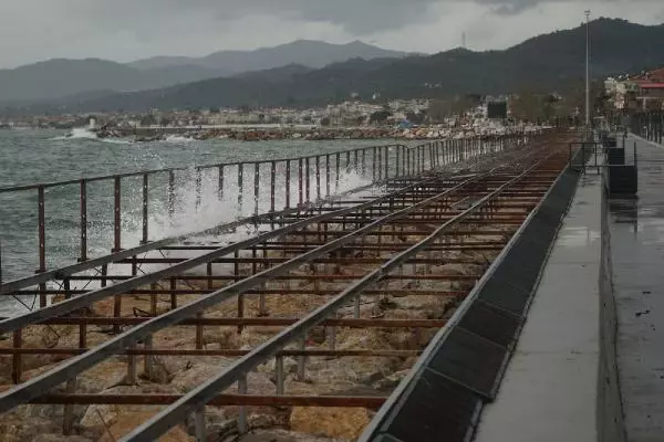 Balıkesir'de lodos hayatı olumsuz etkiledi