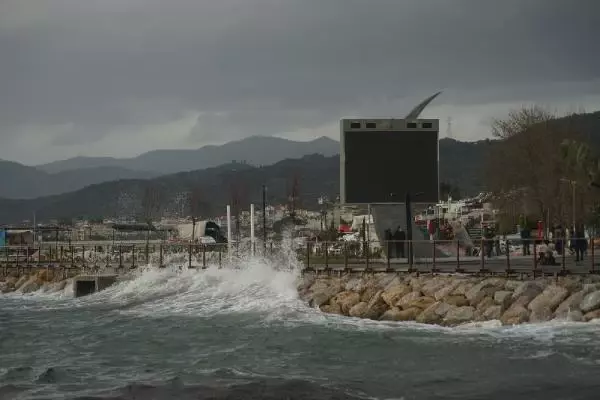 Balıkesir'de lodos hayatı olumsuz etkiledi