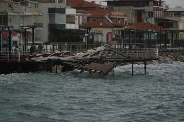 Balıkesir'de lodos hayatı olumsuz etkiledi
