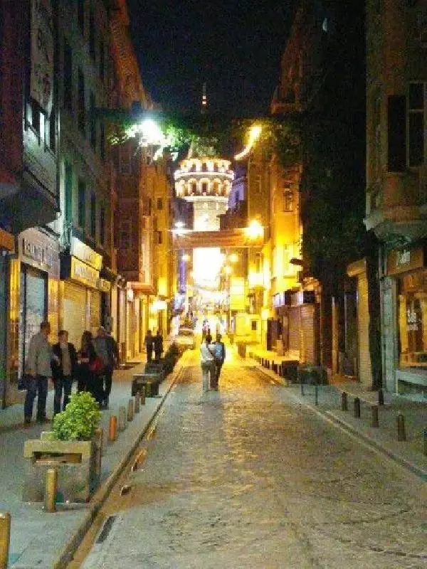 Beyoğlu'nda turistlerin en çok ziyaret ettiği cadde yayalaştırılıyor