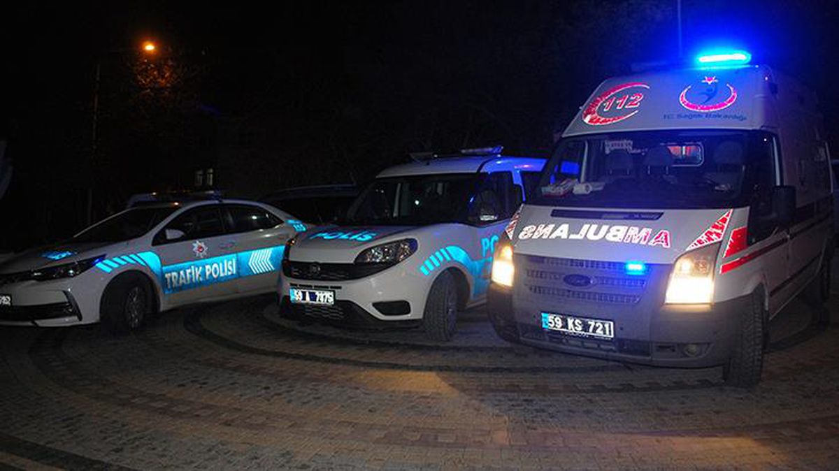 Bileklerini kesen alkollü şahıs, kanaması artınca panikleyip 112'yi aradı