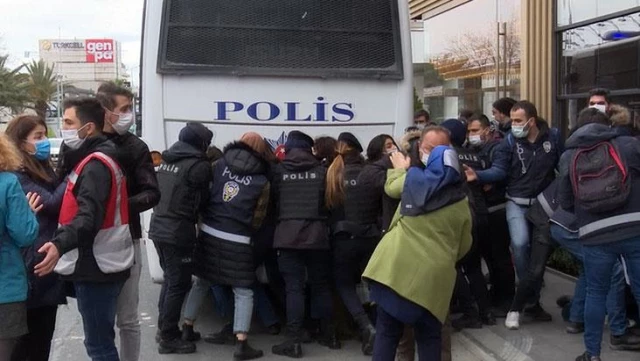 Boğaziçi Üniversitesi'ne polis girdi, rektörlüğü ablukaya alan eylemciler gözaltında