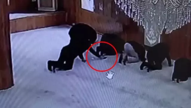 Camide namaz kılma taklidi yaparak cep telefonunu böyle çaldı Camide namaz kılma taklidi yaparak cep telefonunu böyle çaldı