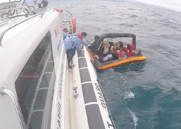 Çanakkale'de ölüme terk edilen 9 düzensiz göçmen kurtarıldı Çanakkale'de ölüme terk edilen 9 düzensiz göçmen kurtarıldı