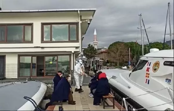Çanakkale'de ölüme terk edilen 9 düzensiz göçmen kurtarıldı Çanakkale'de ölüme terk edilen 9 düzensiz göçmen kurtarıldı