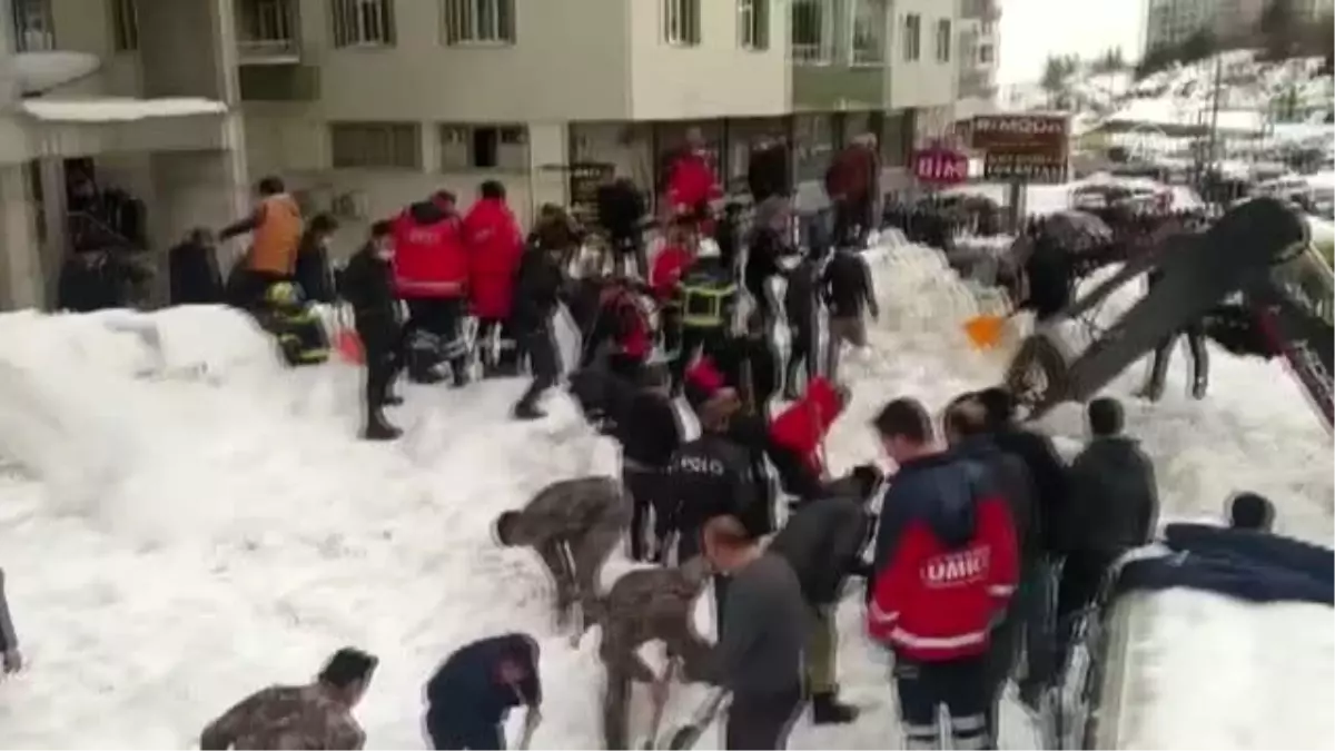 Çatıda biriken kar kütlesinin üzerine düştüğü 3 çocuk hastaneye kaldırıldı (4)