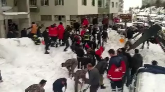 Çatıda biriken kar kütlesinin üzerine düştüğü 3 çocuk hastaneye kaldırıldı (4) Çatıda biriken kar kütlesinin üzerine düştüğü 3 çocuk hastaneye kaldırıldı (4)