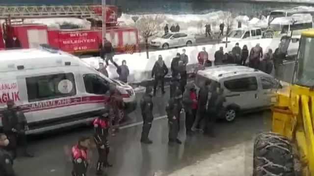 Çatıda biriken kar kütlesinin üzerine düştüğü 3 çocuk hastaneye kaldırıldı (4) Çatıda biriken kar kütlesinin üzerine düştüğü 3 çocuk hastaneye kaldırıldı (4)