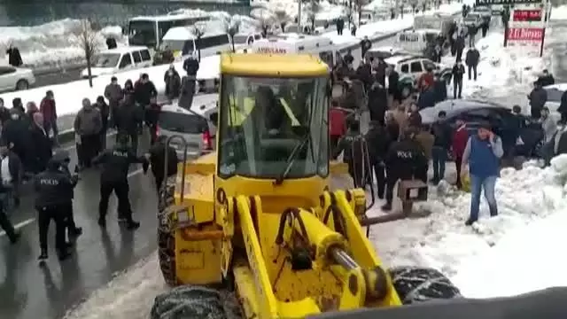Çatıda biriken kar kütlesinin üzerine düştüğü 3 çocuk hastaneye kaldırıldı (4) Çatıda biriken kar kütlesinin üzerine düştüğü 3 çocuk hastaneye kaldırıldı (4)