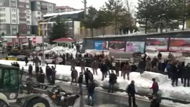 Çatıda biriken kar kütlesinin üzerine düştüğü 3 çocuk hastaneye kaldırıldı (4) Çatıda biriken kar kütlesinin üzerine düştüğü 3 çocuk hastaneye kaldırıldı (4)