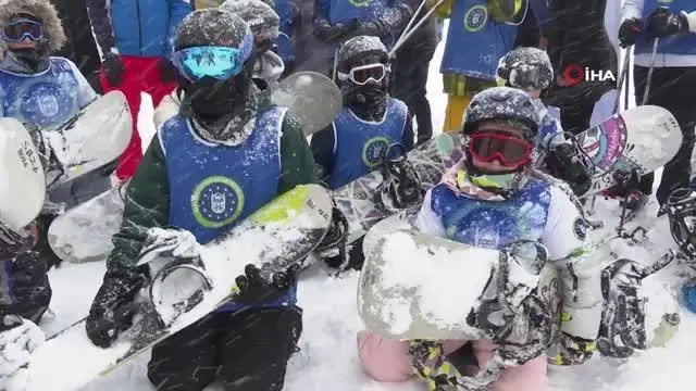 Çocukların Uludağ'da kayak ve snowboard heyecanı Çocukların Uludağ'da kayak ve snowboard heyecanı