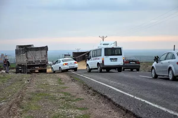 Derik'te devrilen TIR'daki tonlarca mısır, karayolunu trafiğe kapattı Derik'te devrilen TIR'daki tonlarca mısır, karayolunu trafiğe kapattı