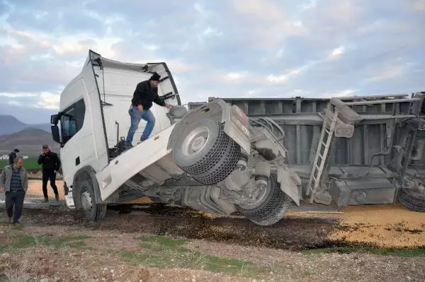Derik'te devrilen TIR'daki tonlarca mısır, karayolunu trafiğe kapattı Derik'te devrilen TIR'daki tonlarca mısır, karayolunu trafiğe kapattı