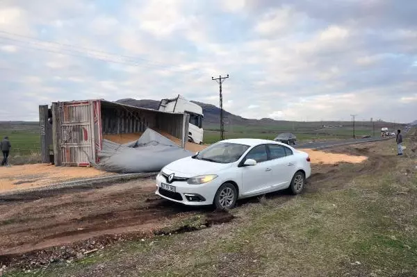 Derik'te devrilen TIR'daki tonlarca mısır, karayolunu trafiğe kapattı Derik'te devrilen TIR'daki tonlarca mısır, karayolunu trafiğe kapattı
