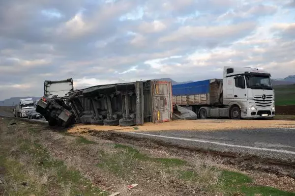 Derik'te devrilen TIR'daki tonlarca mısır, karayolunu trafiğe kapattı Derik'te devrilen TIR'daki tonlarca mısır, karayolunu trafiğe kapattı