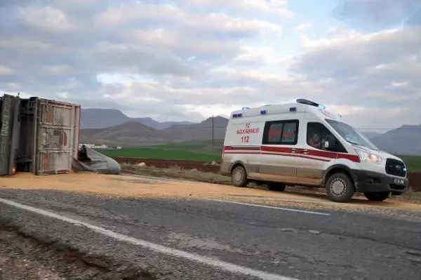Derik'te devrilen TIR'daki tonlarca mısır, karayolunu trafiğe kapattı Derik'te devrilen TIR'daki tonlarca mısır, karayolunu trafiğe kapattı