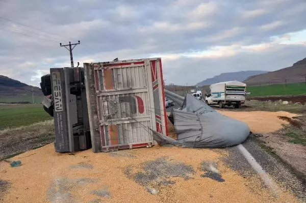 Derik'te devrilen TIR'daki tonlarca mısır, karayolunu trafiğe kapattı Derik'te devrilen TIR'daki tonlarca mısır, karayolunu trafiğe kapattı