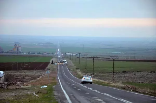 Derik'te devrilen TIR'daki tonlarca mısır, karayolunu trafiğe kapattı Derik'te devrilen TIR'daki tonlarca mısır, karayolunu trafiğe kapattı